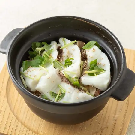 真鯛と松茸入り4種きのこの土鍋ごはん お出汁を添えて ※2人前より承ります