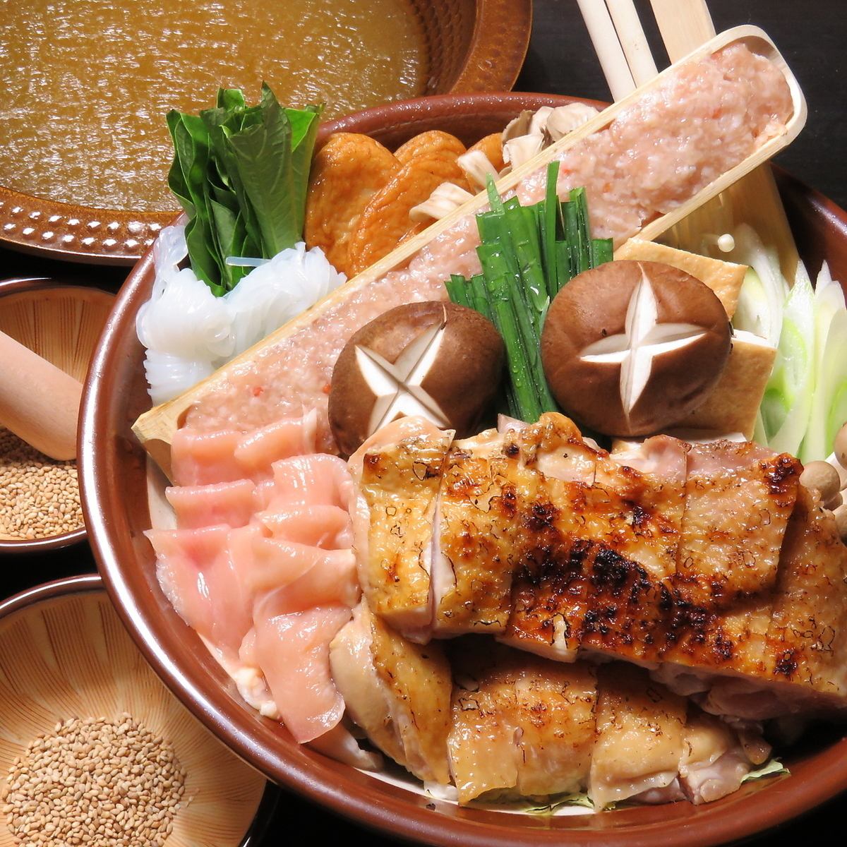 我们提供各种精美菜肴，包括我们特制的相扑火锅和内脏火锅，以及旭川的特色菜“新小烧”！