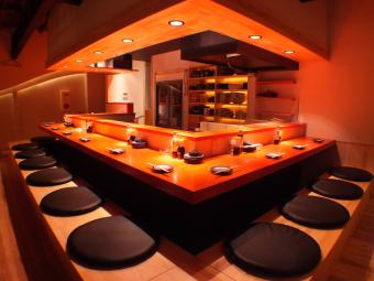 カウンター掘りごたつ席◎オープンキッチンの店内は食欲をそそる香りで溢れています！