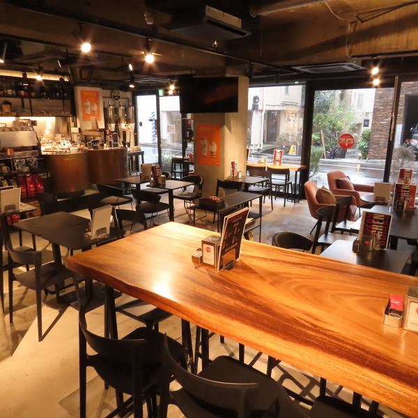 クールで落ち着いた雰囲気の店内は、ちょっとしたお仕事や作業にもぴったり。お一人様でも気軽にご利用いただけるカウンター席も完備しております。またテーブル席は人数に合わせてレイアウトの変更が可能。通常の2名テーブルは少人数でもご利用いただけるお席です。
