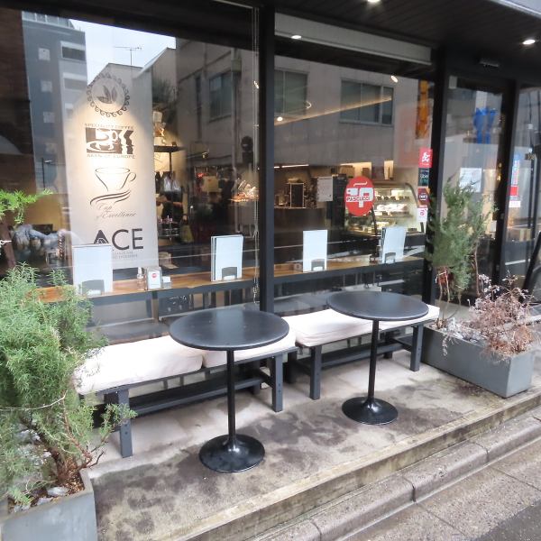 お席のタイプは、2名・4名・6名と様々な人数に合わせてご利用いただけるテーブル席に、明るく開放的なカウンター席、ゆったりとくつろげるソファー席に、店外にはテラス席もご用意しております。少人数～団体様まで幅広い人数でのご利用に対応しております。