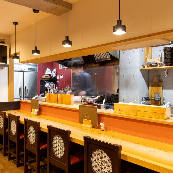 【一人で楽しめるカウンター席】お一人様でのご来店も大歓迎です。店主にその日おすすめの料理や、料理に合うお酒を気軽に聞けるのもカウンターならではの楽しみ。テレビを見ながらゆったりと食事を楽しめる、常連のお客様にも人気の特等席です。仕事帰りの一杯や気軽な食事にもぜひご利用ください。