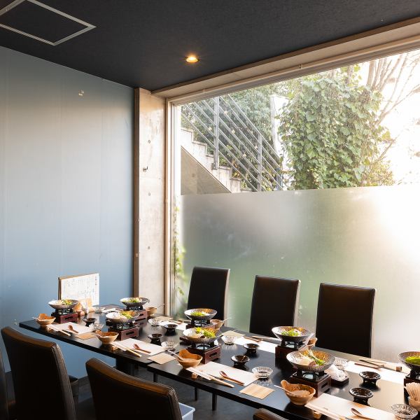 【料理を引き立てる落ち着いた空間】店内はシンプルで落ち着いた空間づくりを大切にしています。お祝いなどの特別なひとときを過ごしたい方はもちろん、料理にこだわる女子会やご友人との食事など、日常使いでもご利用いただけます。心地よい店内で、ゆったりとした時間をお楽しみください。