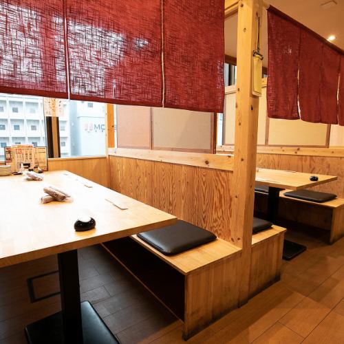 <p>【半個室利用も可能◎】窓も大きく開放的な空間のテーブル席は居心地も抜群。少人数に最適なテーブル席やカウンター席を多数完備しております！ご安心して新鮮魚介をとお酒をお楽しみくださいませ。</p>