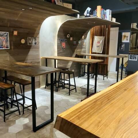 当店は本町駅より徒歩約2分とアクセスも良く、お仕事帰りや仲間との待ち合わせにも最適。美味しいワインと共にカジュアルに味わえるフレンチをお楽しみ下さい。