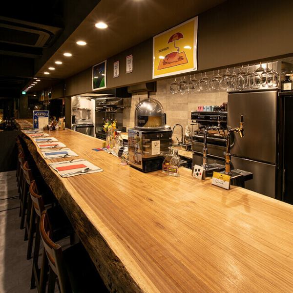 店内に入ると大きな一枚板を使用したカウンター席が目に留まります。お仕事帰りのサク飲みから、しっかりとしたお食事まで豊富なメニューでお出迎えいたします。