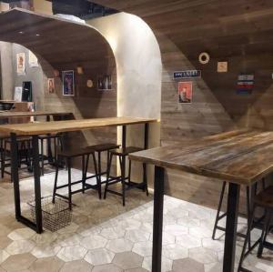 Our restaurant is easily accessible, just a 2-minute walk from Honmachi Station, making it the perfect place to stop by after work or meet up with friends.Enjoy casual French cuisine accompanied by delicious wine.