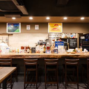 The counter seats are close enough for two people to sit together, allowing you to enjoy colorful dishes while having a conversation.