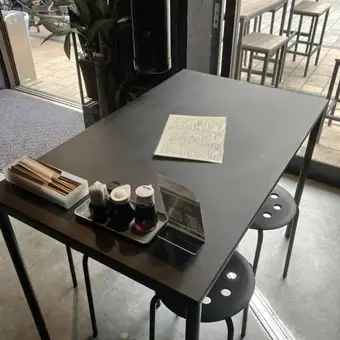 2名~4名様でゆったり座れる、使い勝手の良いテーブル席です♪会社帰りの同僚や友人とのちょっとした集まりにぴったり◎背もたれのある椅子で、美味しい料理とお酒を囲みながら、リラックスしたひとときをお楽しみいただけます♪