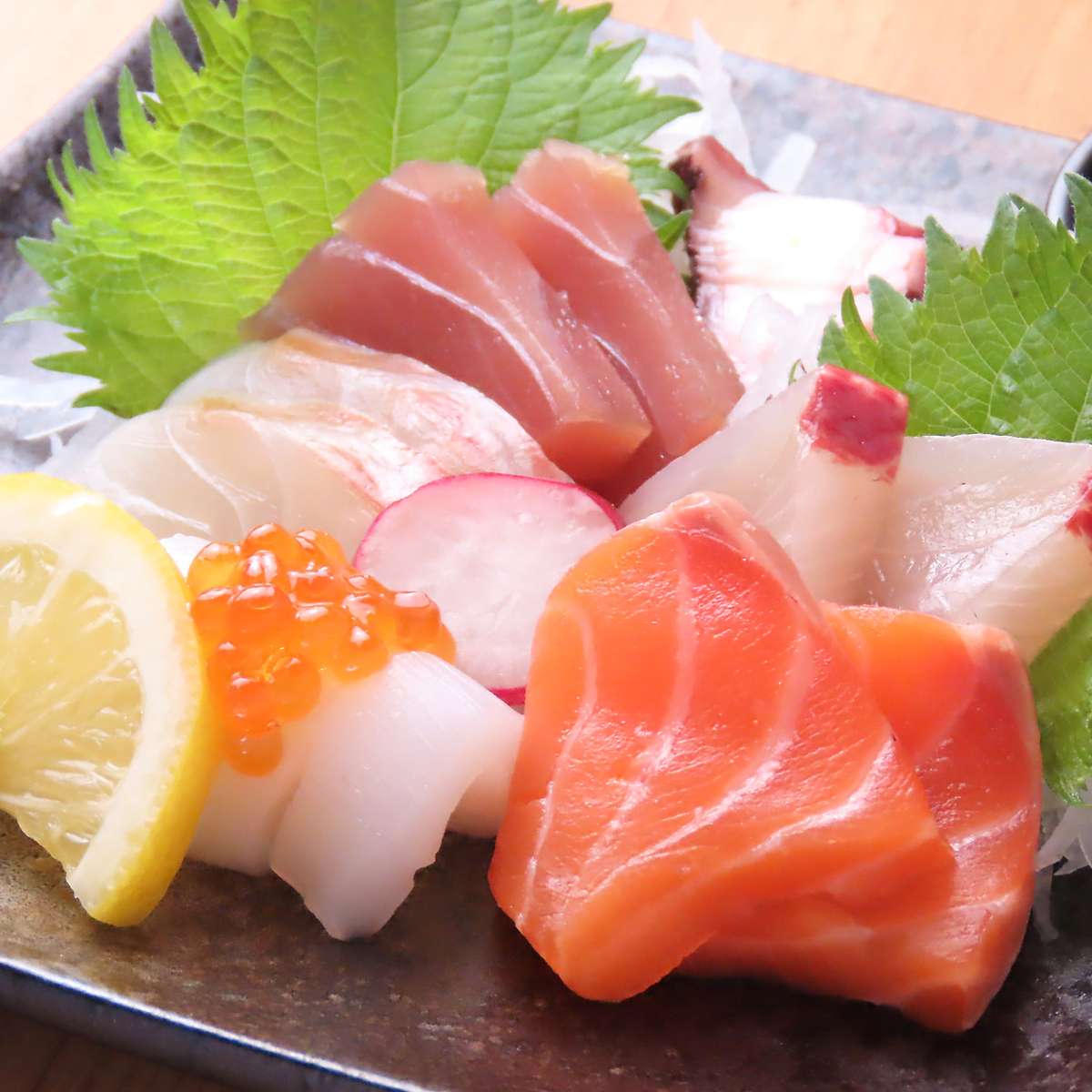 今日の一押し、全部乗せ!大盤振る舞いの刺身盛りあわせをぜひ♪