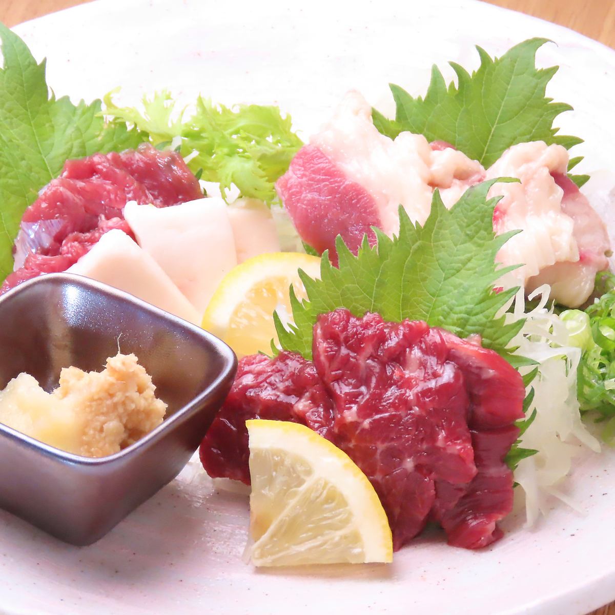 旨み溢れる当店自慢の鶏刺し・馬刺しをぜひ