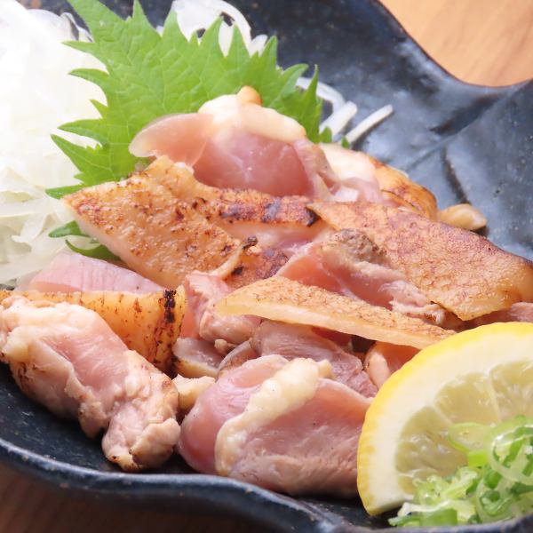 【香ばしさと弾力が魅力】噛むほどに旨味溢れる!鮮度抜群の鶏ももタタキ