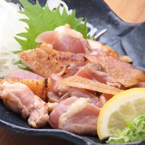 【香ばしさと弾力が魅力】噛むほどに旨味溢れる!鮮度抜群の鶏ももタタキ