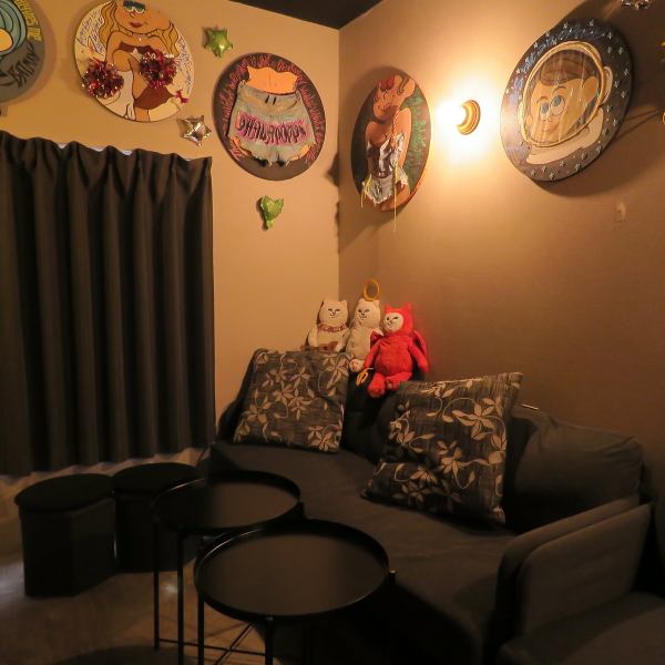 【2F4人テーブル席】前日までの予約必須の4人テーブル席は、落ち着いた空間でゆったりと食事を楽しめます。周りを気にせず会話や食事に集中できるため、友人や家族との食事、特別な日にも最適です。2Fフロアを貸切にすれば、プライベートな空間でステーキや馬ヒレを存分に楽しめます。