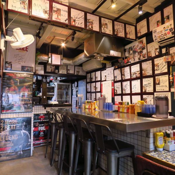 【1Fカウンター席】サインやポスターに囲まれたカウンター席は、一人でも気軽に楽しめる特等席。鉄板の音や香りが目の前で広がり、ステーキが焼きあがる瞬間の臨場感を味わえます。待ち時間も、サインや写真を眺めながらワクワク過ごせる、店主のこだわりが感じられるエンタメ空間です。