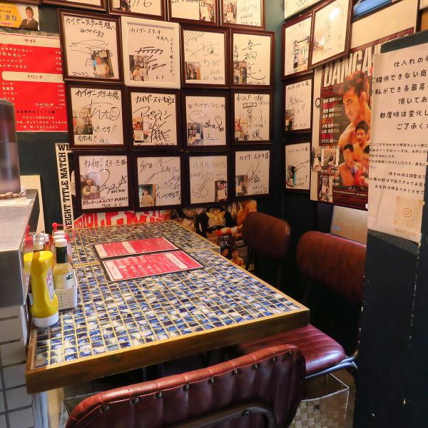 【サインに囲まれた店内】店内の壁には有名人のサインや写真がずらりと並び、訪れるたびに新しい発見があります。肉を待つ時間さえも楽しい空間です。鉄板の香りや熱気、店主の肉へのこだわりが伝わる臨場感と相まって、食事の時間をより特別でワクワクする体験にしてくれます。友人同士や家族、一人でも楽しい店内です。