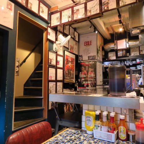 サインや写真で楽しむ店内