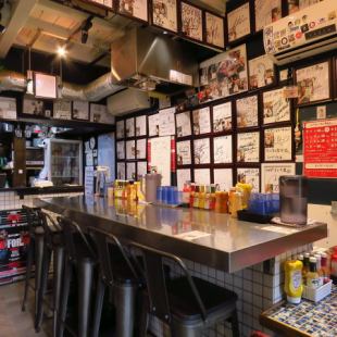 【気軽に楽しみたい方に】カウンター席は、一人でサクッと食事を楽しみたい方や、空いた時間を有効に使いたい方におすすめです。少人数でのランチや仕事の合間の食事にもぴったり。周囲を気にせずリラックスでき、店内に並ぶサインを眺めながらお料理をお待ちいただけます。