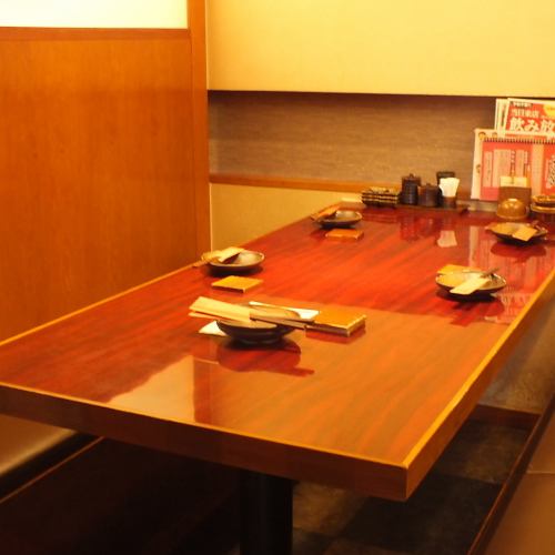 <p>仕切りで区切られたソファーボックス席は6名様までOK！全3か所あるので、急な飲み会でも使えます◎お仲間内での飲み会やランチ利用でも活躍すること間違いなしなお席です。</p>