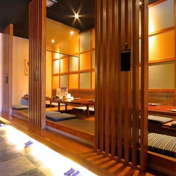 広々とした店内は扉付きの完全個室/仕切りのついた半個室/ゆったりお寛ぎいただけるソファー席/テーブル席/カウンター席と様々なお席をご用意。カウンター席は1名様～、テーブル席や掘りごたつ席は2名様～と少人数からでもご予約いただけます。