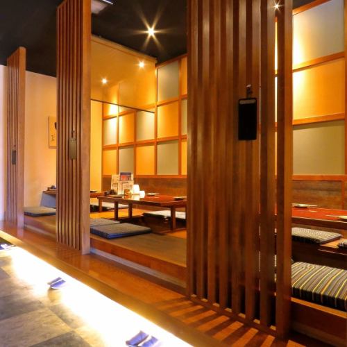 <p>広々とした店内は扉付きの完全個室/仕切りのついた半個室/ゆったりお寛ぎいただけるソファー席/テーブル席/カウンター席と様々なお席をご用意。カウンター席は1名様～、テーブル席や掘りごたつ席は2名様～と少人数からでもご予約いただけます。</p>