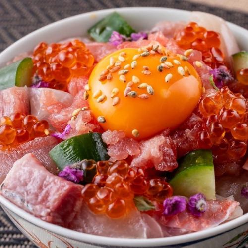 いくらと雲丹入り海鮮ばらちらし小丼