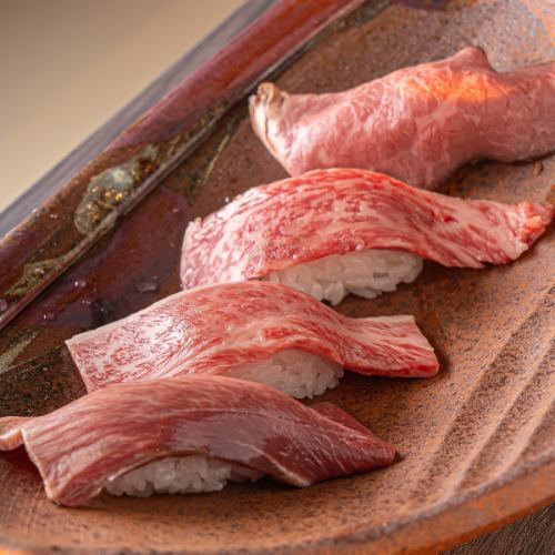[The succulent flavor of the meat is irresistible.] The finest meat sushi