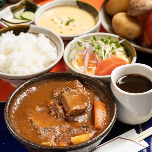 【推薦！】入口即化的大塊肉♪牛和牛舌的綜合燉菜（1,600日元）