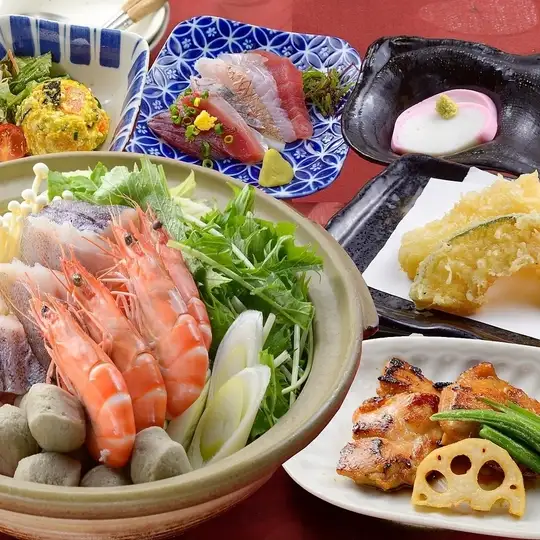 【海鲜火锅(含大虾)】4种火锅任选,另加2小时标准畅饮,仅需5000日元。