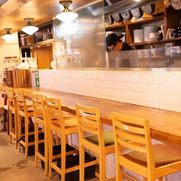 カウンター席もご用意しております。お一人様でもお気軽にご来店ください。お仕事終わりにお食事されたい時など、からだにも優しい野菜を沢山使用したメニューや、軽く飲むのにぴったりなドリンクメニューも豊富にご用意しております。