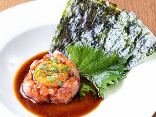海苔で巻いて食べるネギトロユッケ