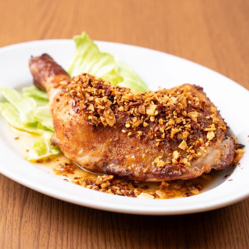 肉質の柔らかいひな鳥とパンチの効いたスパイス仕立ての骨付き鳥