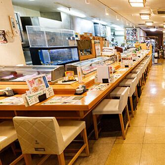 すし屋の醍醐味といえばライブ感あふれるカウンター席◎職人が鮮やかな手さばきでお寿司を握る様子は圧巻です！お一人様やカップルでのご利用にも最適で、お寿司屋さんの本格的な雰囲気を肌で感じることができます。板さんとの会話を粋に楽しみながら、その日のおすすめを聞くのも楽しみの一つ♪特等席でご堪能ください◎