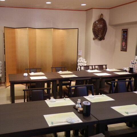 お店の2階には、広々とした開放感のある宴会場をご用意しております。落ち着いた雰囲気の和空間になっているため、大人数でのご宴会や集まりに最適です◎接待や法要などのおもてなしが求められる場面にも安心してご利用いただけます。清潔感のある広々とした2階宴会場で、大切なひと時を演出いたします。