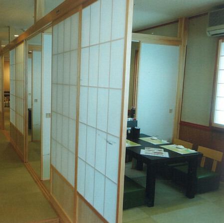 2階の座敷席は、静かにゆったりと過ごしたい場面にぴったりの空間です。落ち着いた和の風情が漂う華やかな宴会場は、ご家族やご友人との大切なお食事会はもちろん、法要や接待等にもおすすめ◎プライベート感を重視した造りになっているため、美味しいお寿司を囲みながら会話を楽しみ、穏やかな時間をお過ごしただけます。
