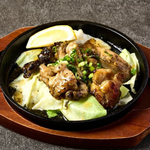 Charcoal-grilled chicken belly on an iron plate ~Salted lemon~