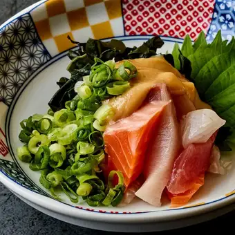 鲜鱼佐以味噌酱汁，撒上葱花。