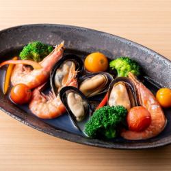 海老と活ムール貝のアクアパッツァ