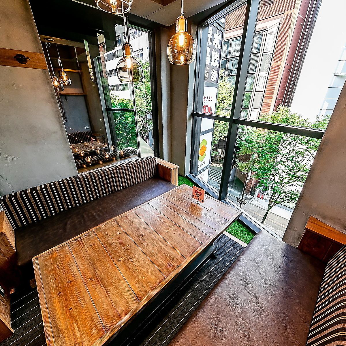 時尚的玻璃牆私人包廂和精美的菜餚是約會的完美之選!