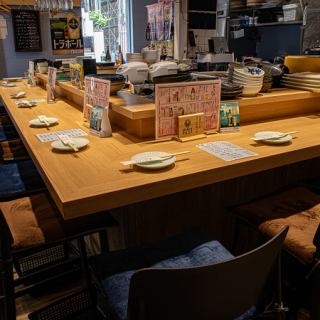オープンキッチンが目の前に広がるカウンター席は、居酒屋ならではの躍動感と活気に満ちた空間です。ライブ感と出来立ての美味しさを一番に感じられる特等席で、お一人様でも気兼ねなくお食事をお楽しみいただけます。