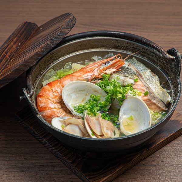 【貝の旨味が凝縮】魚と貝の出汁が堪らない◆名物海賊蒸し：1200円(税込)