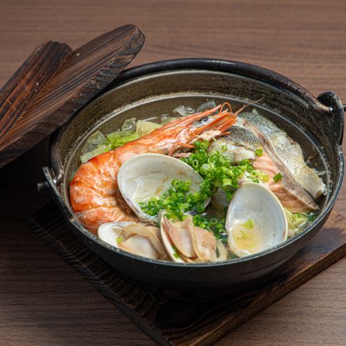 【貝の旨味が凝縮】魚と貝の出汁が堪らない◆名物海賊蒸し：1200円(税込)