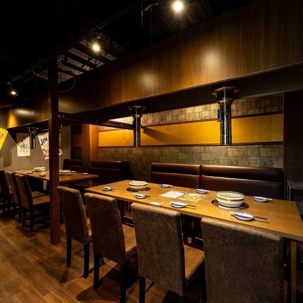 【神保町駅徒歩3分】テーブル席2名～90名様迄。普段使いの飲み会や、ちょっとした集まりにも使い勝手抜群のお席をご用意しております♪炭火で炙って楽しむ気軽な焼肉店！各種宴会など大人数でも対応可！12名様～最大90名様までフロア貸切が可能です♪大型宴会の貸切も可能なのでぜひお気軽にご相談ください。