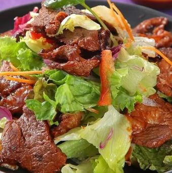 色彩繽紛的蔬菜沙拉搭配精選牛肉