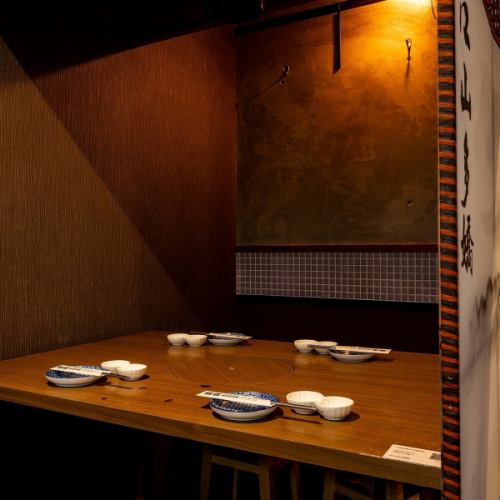 【シーンに合わせた個室】洗練されたモダンデザインと落ち着いた灯りが織りなす“和モダンあふれる個室”が魅力の大人の隠れ家。特別な日のディナー、接待、静かに語らう夜にふさわしい重厚で上品な空間で、ひとつ上の美食体験を。
