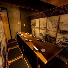 飲み会や宴会、接待、女子会、合コンなど各種宴会に最適な個室席をご用意しております。ゆったりと落ち着きある空間は、大人な雰囲気あるこだわりの個室空間です。