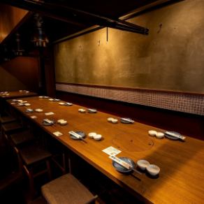 最大36様までご利用いただける宴会個室で賑やかなご宴会はいかがでしょうか？完全個室ですので、周囲を気にせずお仲間だけのプライベートな時間をお過ごしいただけます。奥行きのある広々とした個室空間でゆったりとお食事をお楽しみください。