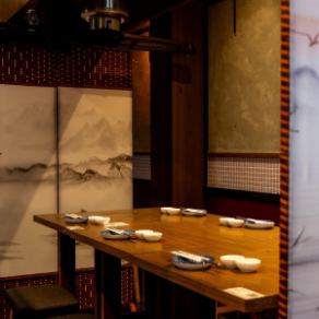 落ち着いた和モダンな半個室をご用意。プライベートシーンも宴会シーンもお任せください！ご友人との気軽なパーティや、合コン、会話を楽しみたい趣味のお集まりにおすすめです！心落ち着く寛ぎの空間でゆったりと飲み会をお楽しみください。