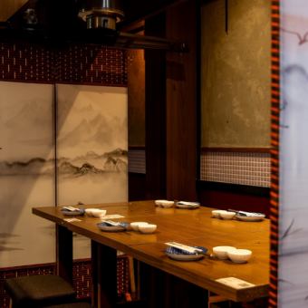 落ち着いた和モダンな半個室をご用意。プライベートシーンも宴会シーンもお任せください！ご友人との気軽なパーティや、合コン、会話を楽しみたい趣味のお集まりにおすすめです！心落ち着く寛ぎの空間でゆったりと飲み会をお楽しみください。