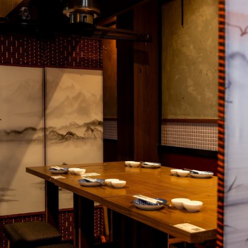 落ち着いた和モダンな半個室をご用意。プライベートシーンも宴会シーンもお任せください！ご友人との気軽なパーティや、合コン、会話を楽しみたい趣味のお集まりにおすすめです！心落ち着く寛ぎの空間でゆったりと飲み会をお楽しみください。